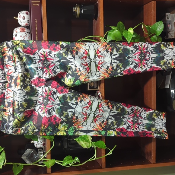 Capris Pants - Picture 2 of 3